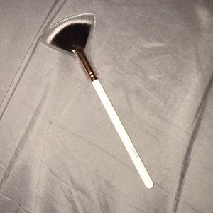 Medium highlighter fan brush